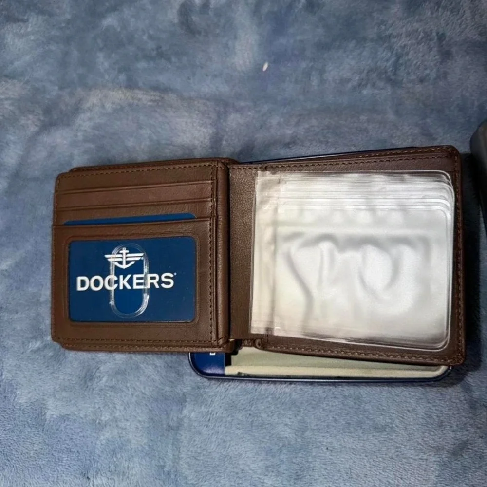 Dockers brown leather wallet with coin pocket new
